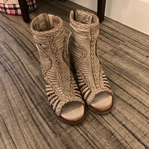 Bela peep toe bootie, Taupe color